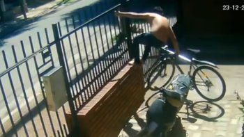 robo en cordoba: trepo una reja y se llevo una bicicleta en pocos segundos robo en cordoba: trepo una reja y se llevo una bicicleta en pocos segundos