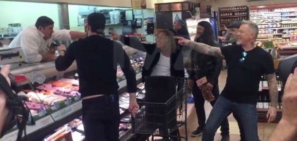 Metallica cantó Enter sandman a capela en un supermercado
