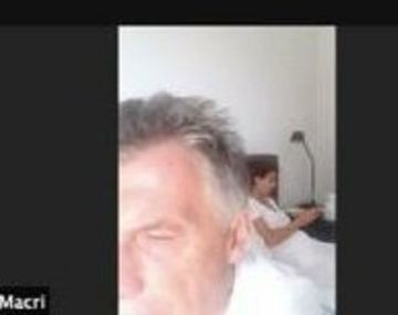Los memes contra Macri tras hacer un Zoom desde la cama