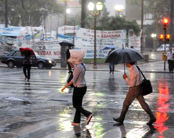 Cesó el alerta pero las lluvias seguirán hasta el domingo