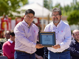 Claudio Vidal encabezó el 67° Aniversario de Lago Posadas: anunció entrega de tierras y equipamiento para rutas Claudio Vidal encabezó el 67° Aniversario de Lago Posadas: anunció entrega de tierras y equipamiento para rutas