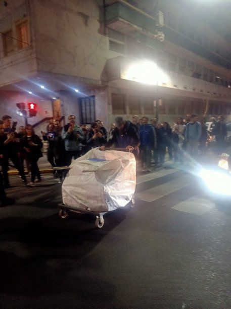 Grabois ingresó avales a la sede del PJ en un carro de cartonero