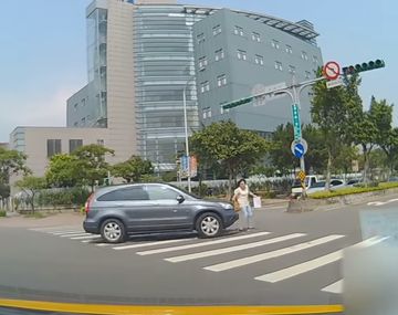 VIDEO: Dobló a toda velocidad y atropelló a una mujer a plena luz del día