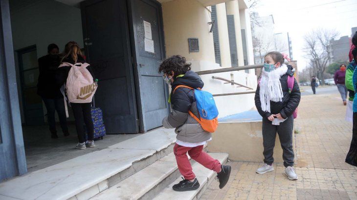 Problema clásico en el colegio: cómo evitar los dolores de espalda por cargar la mochila