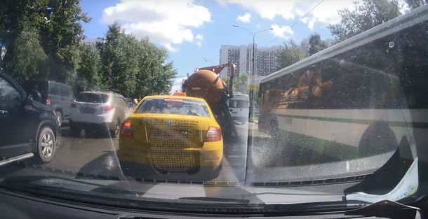 VIDEO: Explotó un camión lleno de excrementos en Rusia