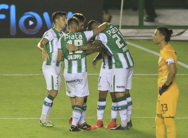 Banfield goleó a San Lorenzo y es finalista