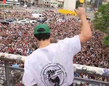 Una multitud en el Obelisco vio a Gero Arias lograr el reto de las dominadas
