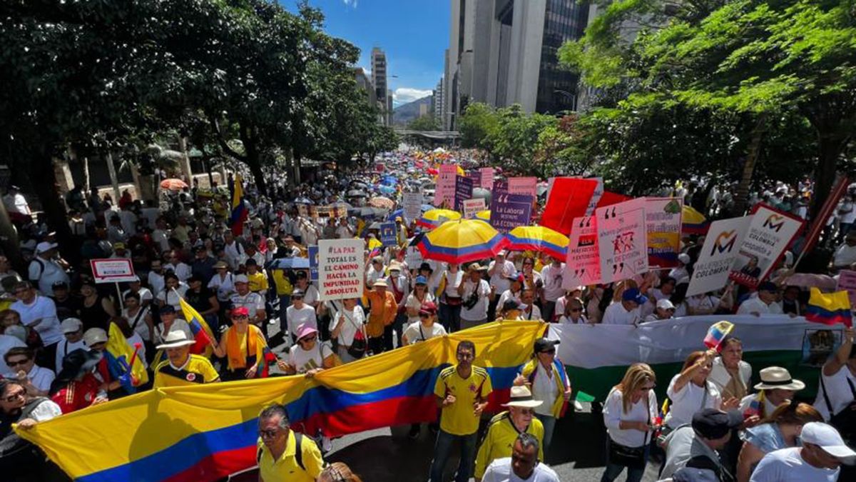 Massive demonstrations against the reforms promoted by Gustavo Pedro
