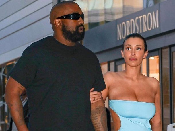 Bianca Censori volvió a encender las redes con fotos semidesnuda y en patines