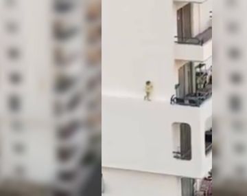 Una nena caminó por la cornisa de un edificio en Tenerife y casi infarta a sus vecinos
