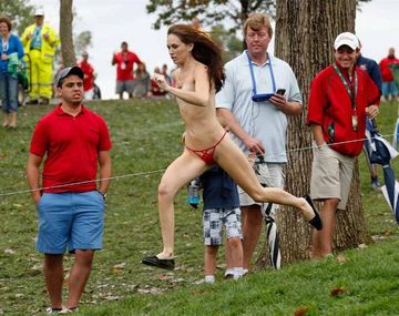 Cumplió una apuesta y se desnudó en un torneo de golf