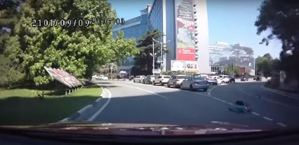 Una nena de tres años se cayó del baúl de un auto en movimiento