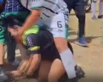 Violencia en el fútbol amateur: una joven árbitra fue atacada en Bahía Blanca