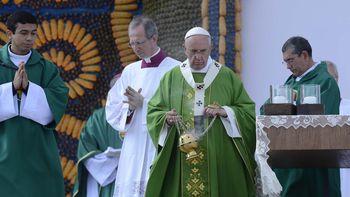 el papa francisco insto a la hospitalidad en una misa multitudinaria en asuncion el papa francisco insto a la hospitalidad en una misa multitudinaria en asuncion