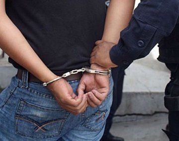 Un policía golpeó a su mujer