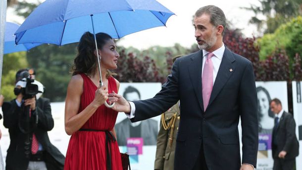 Letizia insistió con llevar su propio paraguas a pesar del ofrecimiento del rey