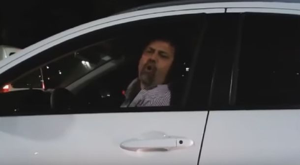 De auto a auto: insólito cruce de Caruso Lombardi con hinchas de Lanús