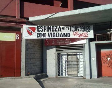 Los socios de Independiente colgaron un intimidante pasacalles para el árbitro