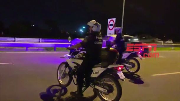 Pararon el micro de la Selección argentina y provocaron un choque en cadena