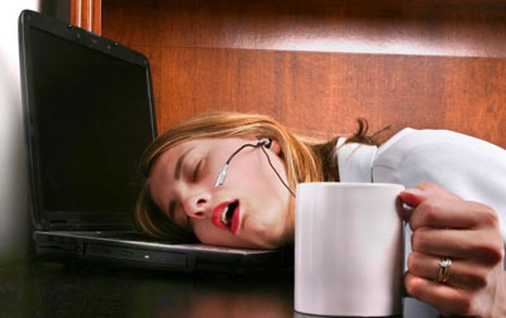 Se quedó dormido en el trabajo y transfirió 222 millones de euros