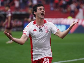 Huracán goleó 3-0 a Lanús y quedó como escolta de Vélez