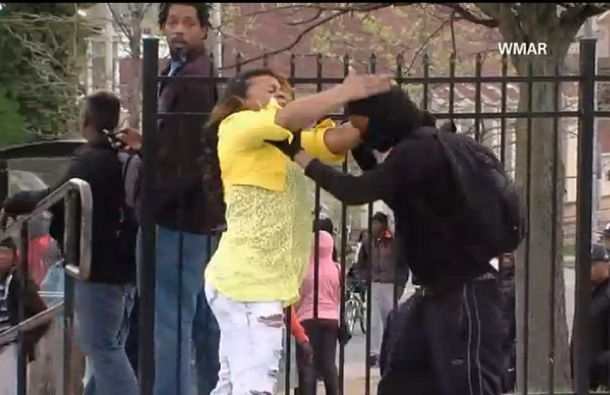 VIDEO: Una mujer descubre a su hijo en protestas de Baltimore y lo saca a golpes