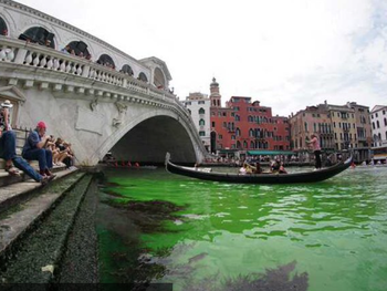 Misterio en Venecia por los canales teñidos de verde fluorescente