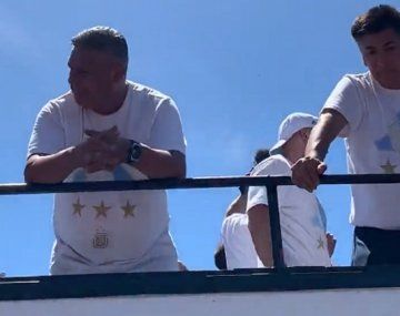 Inesperado: Chiqui Tapia besó la camiseta de un equipo argentino en pleno festejos