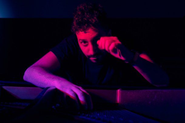 Nico Cotton, el productor del momento: Si el artista no emociona, no podés hacer magia