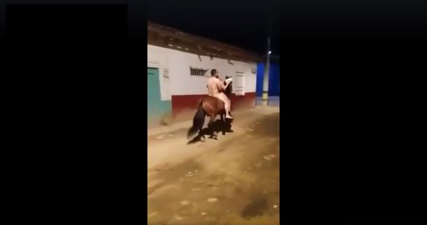 Una pareja se paseó en un caballo por las calles de Urrao