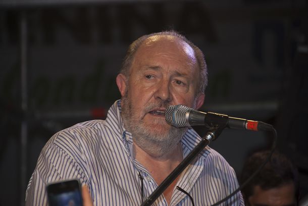 Carlos Verna dejó a La Pampa bajo agua y se fue a Europa