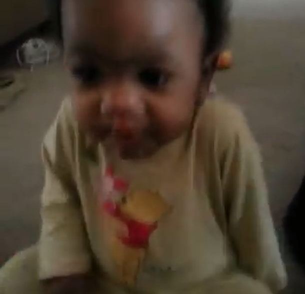 VIDEO: Un bebé que baila mientras disfruta de su comida preferida