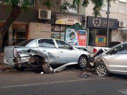 Mañana de choques en AMBA: autos estacionados embestidos en Boedo y un Renault 12 incendiado en Acceso Oeste