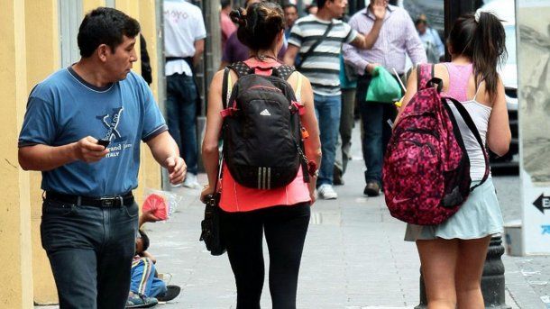 Mendoza: fuertes multas por tocar bocina, silbar o piropear a mujeres