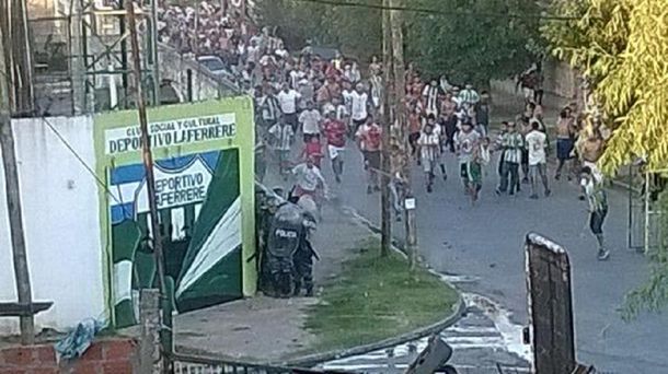 Tras los graves incidentes, Scioli suspendió la cancha de Laferrere por todo el torneo