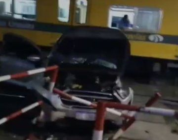 Tragedia en las vías del tren: un auto fue arrollado en Chacarita y murió un hombre