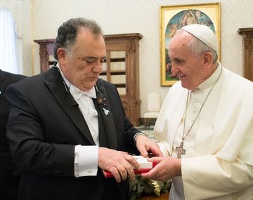 El papa le ofrece un obsequio a Eduardo Valdés