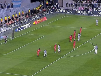 ¡Era un golazo! El palo le sacó a Lionel Messi su primer grito como campeón del mundo
