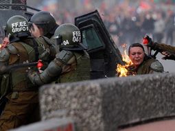 Impactante: dos carabineras fueron alcanzadas por bombas molotov en una manifestación