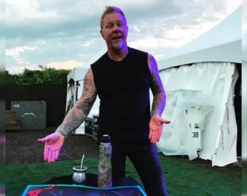 El líder de Metallica se tomó un mate en pleno show