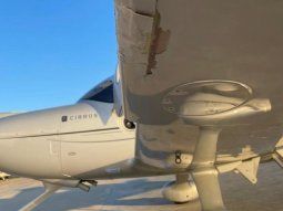 Atacaron a botellazos a un avión mientras despegaba