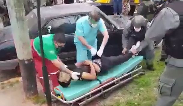 Personal del SAME acudi&oacute; a asistir al joven de 20 a&ntilde;os baleado en el Bajo Flores por la Gendarmer&iacute;a&nbsp;