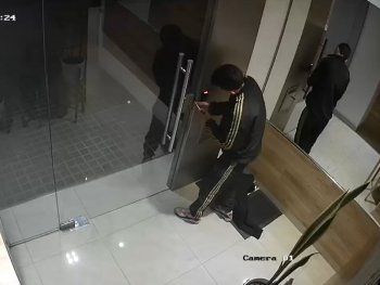 Un delincuente asaltó un edificio con un destornillador