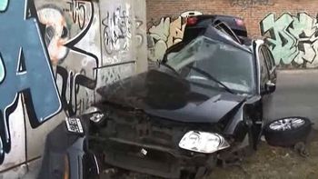 un auto se estrello contra un paredon y el conductor murio: creen que corria una picada un auto se estrello contra un paredon y el conductor murio: creen que corria una picada