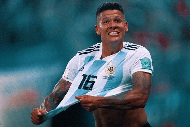 Marcos Rojo celebra su gol llevando a Messi sobre su espalda