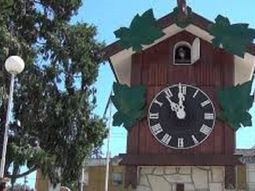 detenidos por robar $ 245 del reloj cucu detenidos por robar $ 245 del reloj cucu