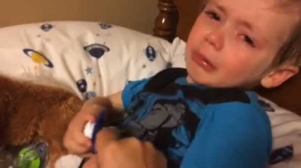 Mirá el llanto desconsolado de un nene al enterarse de la candidatura de Hillary