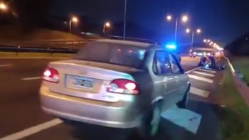 se distrajo con un accidente en la general paz y choco a una moto: dos heridos se distrajo con un accidente en la general paz y choco a una moto: dos heridos