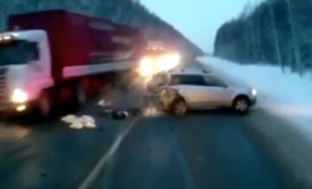 Una beba sobrevive después de salir despedida por la luneta de un auto