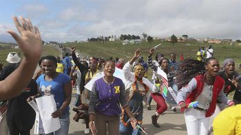 miles de personas aguardan para darle el ultimo adios a mandela miles de personas aguardan para darle el ultimo adios a mandela